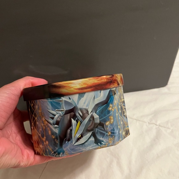 Pokémon TCG EX Tin - Black, White, Metallic Artwork - Picture 6 of 9